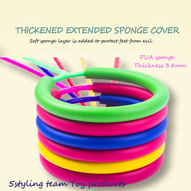 Los niños saltan, los anillos, los destellos, los juguetes, los saltos de un solo pie, los saltos de un club.