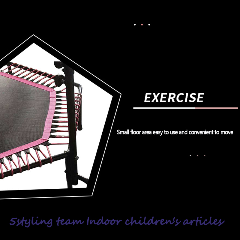 Un trampolín grande con una red de protección fuera de un trampolín para adultos.